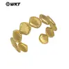 Wt-Jf374 Nuevo Popular Europeo y Americano Forma de Abanico Textura de Concha Latón Pulsera Abierta o Brazalete para Brazo Joyería para Mujer