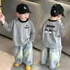 2026 Camiseta Listrada Color Block Manga Longa Tendência Cool para Meninos Outono Inverno Camada Interna Quente para Crianças Top de Gola Redonda Tendência