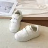 Zapatillas blancas para niños, zapatos para niñas, nuevos zapatos deportivos de otoño 2026, zapatillas versátiles casuales para niños de suela blanda