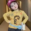 Novedad Otoño 2026 Conjunto de Camiseta Amarilla de Manga Larga con Dibujo de Starman para Niñas y Pantalones Casuales Grises Moderno
