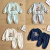 Nuevo conjunto de sudadera versátil de dibujos animados para niños estilo comercio exterior, favorecedor y fácil de combinar, cómodo conjunto de nuevo estilo para bebés y niños pequeños