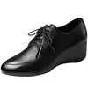 Novo Estilo Primavera e Outono 2026 Sapatos para Mães Salto Plataforma Bico Redondo Estilo Retrô Confortáveis Versão Coreana Aumentam a Altura Sapatos de Couro para Mulheres Uso Diário