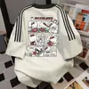 Camiseta Divertida e Fofa Hellokitty com Estampa de Letras, Manga Curta, Três Listras e Top Casual Soltinho de Verão