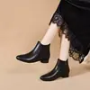 Novas botas curtas da moda outono e inverno de 2026, versáteis, de bico fino, confortáveis, com solas macias, de sola plana, botins estilosos e botas de algodão forradas com fleece para mulheres