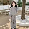 Conjunto Casual de Otoño para Niñas 2026 Nuevo Estilo Niños Medianos y Grandes Estilo Coreano Sudadera con Adorno de Encaje Pantalones de Pierna Ancha Conjunto de Dos Piezas Moderno
