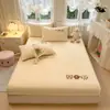 Sábana bajera de terciopelo de leche para uso doméstico, una sola pieza, protector de colchón de dibujos animados engrosado, funda de cama a prueba de polvo, funda de cama de cobertura completa, tipo antideslizante