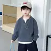 2412 Conjunto Primavera e Outono para Meninos 2026 Novo Estilo Estilo Coreano Conjunto de Duas Peças Malha Gola V Jeans Tendência 9