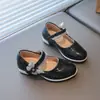 Zapatos de tacón alto pequeños de cuero elegantes para niñas 2026 primavera y otoño nueva moda Mary Jane de tacón grueso poco profundo con pedrería para niñas