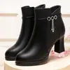 Botas de Algodão com Salto Grosso Antiderrapantes de Inverno para Mães Mulheres 2026 Novas Botas Curtas de Couro Pretas para Trabalho Sapatos de Couro Profissionais Versáteis