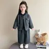 Conjunto de outono e inverno de desenho animado para meninas, novo estilo 2026, conjunto de três peças moderno e estiloso com capuz, para bebês meninas