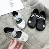 Zapatos de princesa para niños, zapatos Mary Jane plateados para actuaciones, zapatos de piel para niñas con lazos, suelas suaves, perlas, adecuados para primavera y otoño