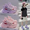 Zapatos Deportivos para Niñas 2026 Estilo Nuevo Zapatos de Dial para Niños Rosa Morado Lazo de Dibujos Animados Suela Suave Zapatos Tipo Papá para Niñas
