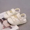 Sandálias Infantis 2026 Verão Novo Estilo Meninos e Meninas Fivela de Cinto Anti-Pé Calçados de Praia Bebê Casual Leves Sandálias Tendência