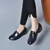 Mocassins vintage de couro macio para mulheres, novos sapatos de outono 2026, estilo britânico, sola macia, antiderrapante, bico redondo, sapatos de couro de mãe
