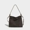 Bolsa Balde de Ombro de Camurça Retrô com Contraste de Cor da Nova Moda Primavera/Verão 2025, Grande Capacidade, Portátil, Transversal, Bolsa Feminina da Moda