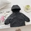 Roupas de inverno para meninas, roupas infantis 2026, novos designs estilosos, blusas para bebês meninos, jaquetas corta-vento, algodão espessado e forrado com fleece