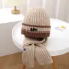 Conjunto de Chapéu e Cachecol de Inverno para Crianças Duas Peças Chapéu de Tricô Quente para Exterior Bordado com Letras Novo