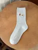 Calcetines Zhuji, calcetines de otoño e invierno de media pantorrilla para mujer, resistentes al olor y absorbentes del sudor, calcetines deportivos de compresión para mujer, diseño lindo de perro bordado, calcetines sin costuras para mujer