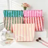 Bolsa de maquillaje impermeable de PVC, nuevo modelo transfronterizo para mujer, neceser rayado de gran capacidad, bolsa de almacenamiento de viaje versátil, fábrica