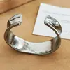 Pulsera de Apertura Amplia para Mujer, Diseño de Nicho, Moderna, Plata Curva Brillante, Versátil, Pulsera Elegante y Genial