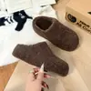 Chinelos de nicho limpos e estilosos para mulheres, tendência e populares em 2026, únicos e descombinados, bico raso, chinelos elegantes de bico fechado