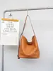 Bolso tote de gran capacidad para mujer, nuevo modelo 2025, bolso de hombro de cuero genuino, simple y versátil para ir al trabajo, bolso tipo cubo de cuero suave