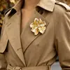 Broche floral vintage transfronterizo europeo y americano con incrustaciones de perlas, broche floral simple y elegante con diseño de flor grande