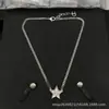Collar Cruzado Chanel Doble C Nueva Colección, Auténtico con Etiquetas, Alta Calidad, Venta al por Mayor con Descuentos por Cantidad, Directo del Fabricante