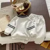 Conjunto de Ropa de Otoño para Niños Bebé Primavera y Otoño Corbata de Lazo Manga Larga Conjunto de Dos Piezas Ropa para Bebés y Niños Venta al por Mayor