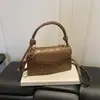 Outono 2026 Nova Bolsa Feminina Elegante com Fio Bordado Letra Versátil Transversal Simples de Mão Delicada Ombro Único Texturizada Atacado