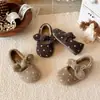 Sapatos de Algodão com Bolinhas e Laço para Meninas 2026 Novidade Outono/Inverno Com Pelúcia Quente Sapatos de Chão para Interior Sapatos Peludos para Bebês e Crianças Pequenas