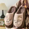 Novas pantufas de algodão pelúcia com salto para mulheres, sapatos quentes de inverno, pantufas fofas de urso de desenho animado para casa