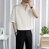 Camisa de manga corta con solapa simple, versátil y a la moda estilo Hong Kong 2026 verano, color liso, transpirable, corte ajustado, top para hombre, moderno