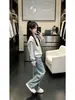 Conjunto de Otoño Temprano para Niñas 2026 Nuevo Estilo: Conjunto de Dos Piezas Súper Lindo para Niños Mayores - Conjunto de Top Falso de Dos Piezas y Jeans