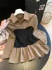 Camisa feminina estilosa xadrez patchwork em blocos de cor, estilo duas peças falsas, acinturada, manga longa, novo modelo para o início do outono de 2026
