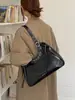 Bolsa de ombro vintage transfronteiriça da moda em couro envernizado para mulheres, decorada com rebites e argolas de metal, bolsa tote de ombro de grande capacidade