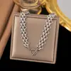 [Collar + Pulsera] Estilo Francés Ins de Lujo Accesible Cadena para Clavícula de Corazón Estilo Dulce Collar de Acero de Titanio con Borla de Corazón de Melocotón para Mujer