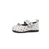 Zapatos de piel para niñas estilo coreano con puntera dividida de imitación y lunares, zapatos de princesa, nuevos modelos de otoño e invierno para niños, niñas pequeñas y niños mayores, mocasines
