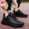 Sapatos Esportivos Masculinos HuiLi Homens 2026 Outono Novo Estilo Tendência Superfície de Couro Impermeável Preto Solado Grosso Casual Tênis de Corrida Homens