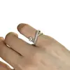 Anillo minimalista de cruce deslumbrante con incrustaciones de diamantes, de lujo ligero con un toque de alta gama, anillo apilable para el trabajo, versátil y exquisito anillo para el dedo índice