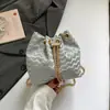 Bolso Cubo Moderno y Sencillo, Bolso de Cadena Trendy Estilo Ins Personalizado para Mujer, Nuevo Bolso de Hombro Cruzado Versión Coreana 2026 con Efecto de Onda de Agua