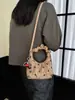 Bolso de mano nuevo de lunares con forma de nube 2026, un bolso tote de nicho y elegante para mujer, se puede llevar en la mano o usar como bolso de hombro o bolso cruzado, hecho de gamuza de alta calidad, versátil y elegante