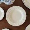 Vajilla de cerámica con relieve de encaje floral vintage estilo francés, que incluye cuencos de cerámica, tazas de café y platillos, platos llanos, platos de postre y platos ovalados