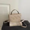 Bolsa tote minimalista estilo coreano com letras em relevo, uma bolsa de ombro moderna e versátil que pode ser usada na transversal, uma bolsa quadrada pequena adequada para uso casual e para o trabalho.
