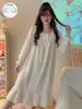 Camisola feminina de manga comprida, cor sólida, com laço e babados de renda, adequada para primavera e outono, com decote quadrado, comprimento médio, e pode ser usada como roupa de casa ou peça externa.