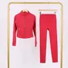 Conjunto de Chaqueta Lulu Df Corta con Relieve y Cuello Alto con Pantalones Cortos con Etiqueta, Disponible para Envío Directo, Corte Ajustado con Cremallera Dorada