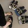 Sandálias femininas de salto baixo estilo francês para uso externo, novo modelo da primavera de 2026, moda de nicho com uma vibe retrô, chinelos com separador de dedos