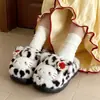 Lindas pantuflas de algodón con estampado de leopardo para mujer, adecuadas para usar en interiores y exteriores en otoño e invierno, con diseño antideslizante, estampados de dibujos animados y forro de algodón cálido y afelpado.. Disponible para venta al por mayor
