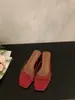 Primer Encuentro con las Chanclas de Tacón Cuña de la Temporada para Mujer, Adecuadas para Uso en Exteriores, Nuevas Sandalias de Tira Plateadas Estilo Francés Verano 2026