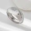 Europa y Estados Unidos pulsera metálica ancha lisa exagerada de frontera a frontera Pulsera de moda superficie de corte de grano de golpe pulsera con cierre de resorte